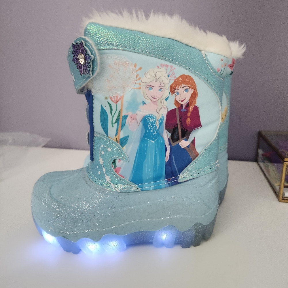 Frozen faux fur snowboots. Size 7.